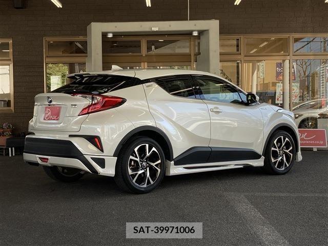 Toyota C-HR 2017-08 264920-3
