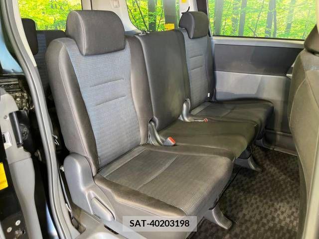 Toyota VOXY 2010-04 289332-9