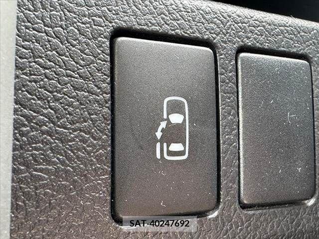 Toyota VOXY 2011-07 289013-6
