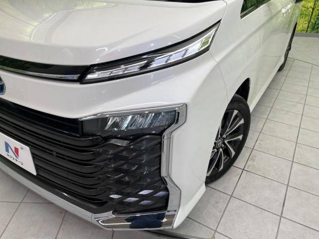Toyota VOXY HYBRID 2022-10 11435-13