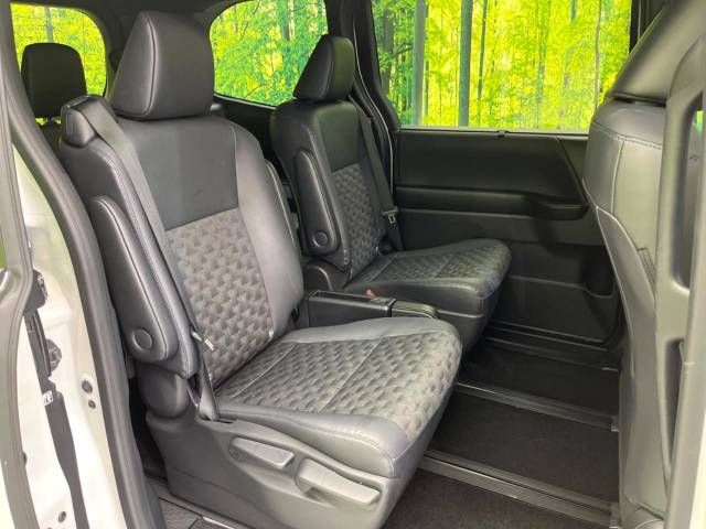 Toyota VOXY HYBRID 2022-10 11435-9
