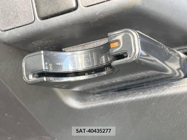 Toyota AQUA 2013-08 389363-7