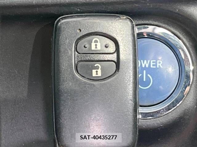 Toyota AQUA 2013-08 389363-6