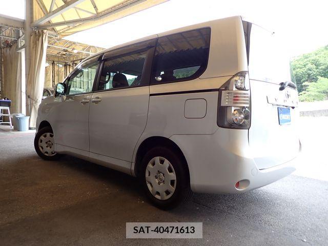 Toyota VOXY 2010-01 289235-2