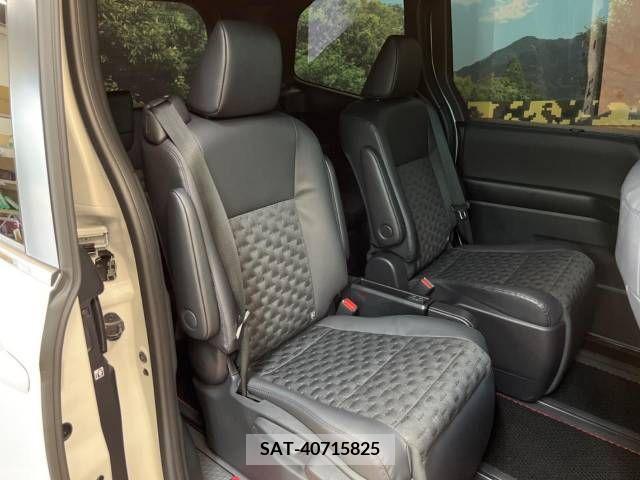 Toyota VOXY 2023-05 333212-9