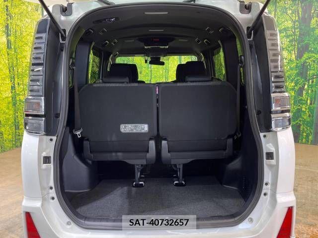 Toyota VOXY 2018-03 215780-12