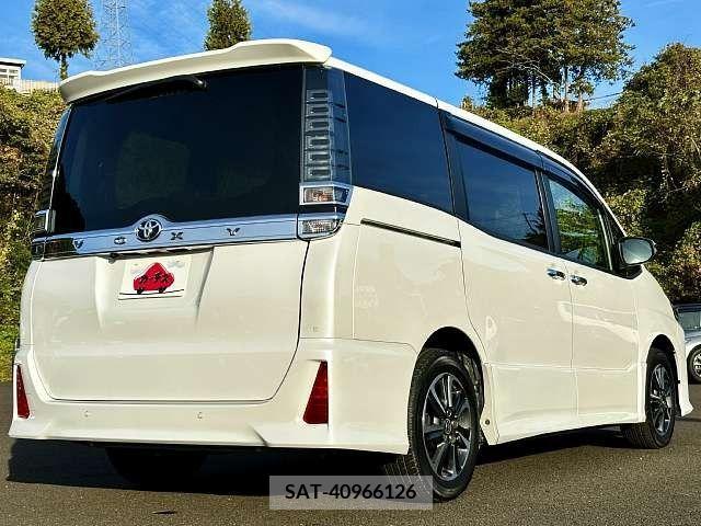 Toyota VOXY 2021-01 203573-2