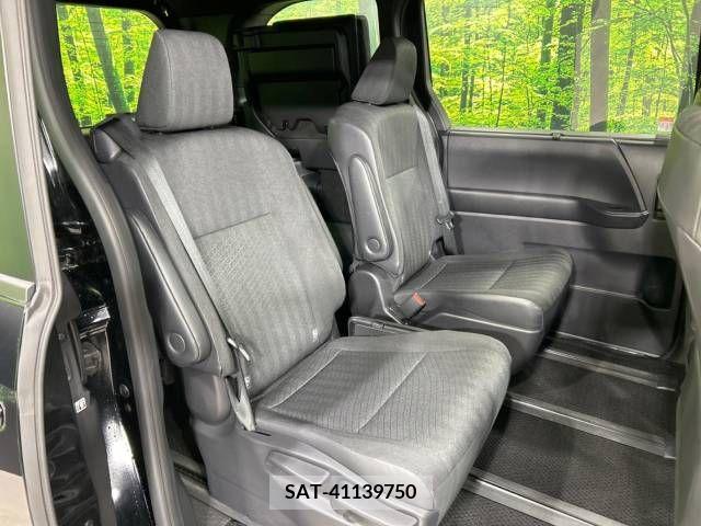 Toyota VOXY 2023-04 208125-9