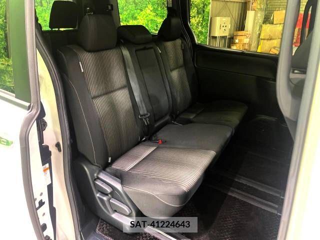 Toyota VOXY 2017-12 370379-9