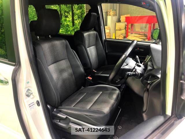 Toyota VOXY 2017-12 370379-8