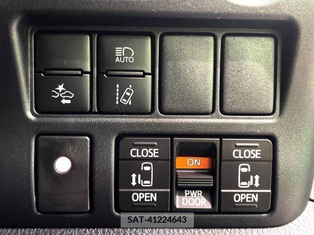 Toyota VOXY 2017-12 370379-5