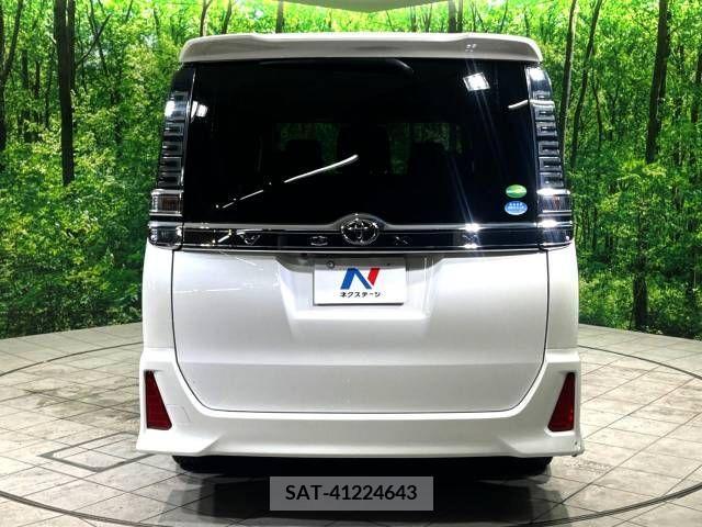 Toyota VOXY 2017-12 370379-16