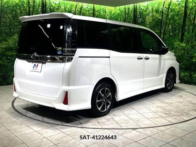 Toyota VOXY 2017-12 370379-18