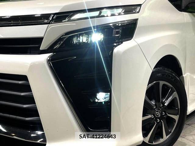Toyota VOXY 2017-12 370379-12