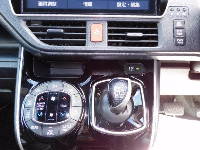 Toyota VOXY HYBRID 2020-08 10135-12
