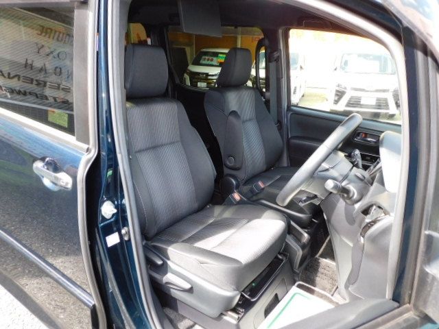 Toyota VOXY HYBRID 2020-08 10135-16