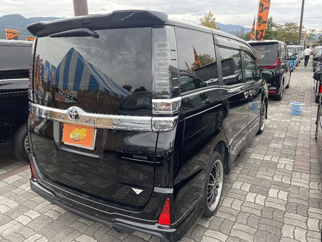 Toyota VOXY 2021-04 17008-2