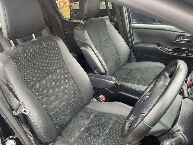 Toyota VOXY 2021-04 17008-5