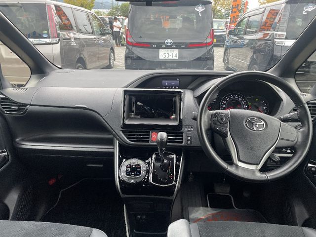 Toyota VOXY 2021-04 17008-3