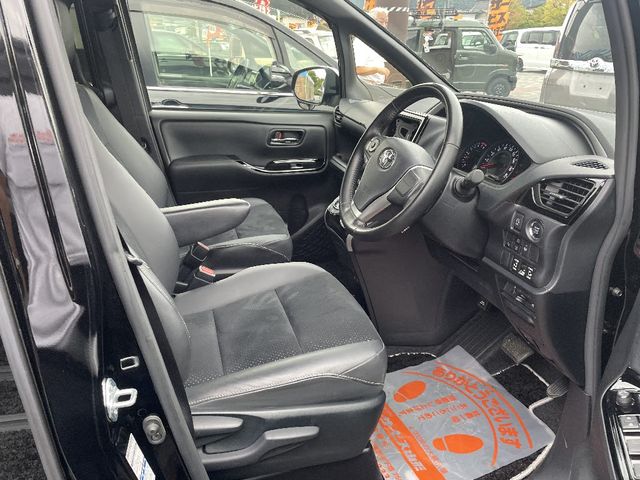 Toyota VOXY 2021-04 17008-4