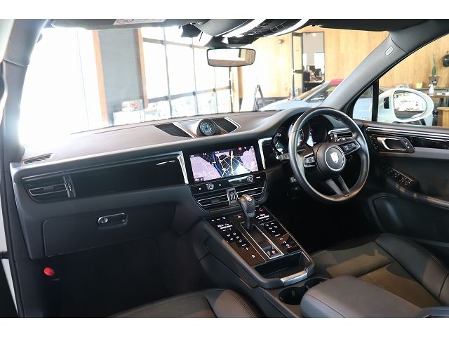 Porsche MACAN 2022-03 23502-10