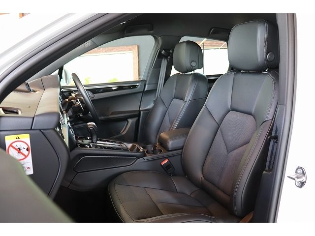 Porsche MACAN 2022-03 23502-11