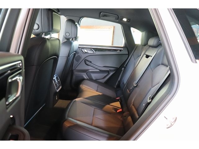 Porsche MACAN 2022-03 23502-12