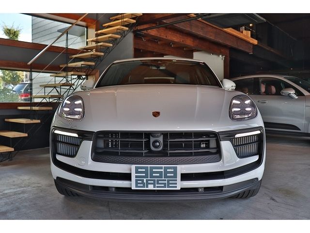 Porsche MACAN 2022-03 23502-1