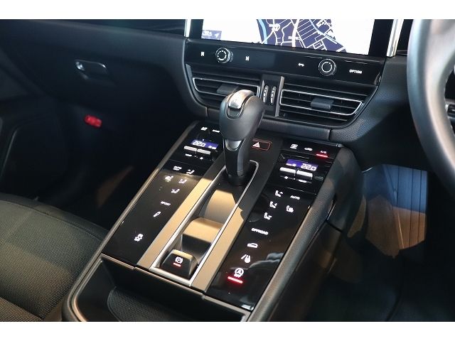 Porsche MACAN 2022-03 23502-17