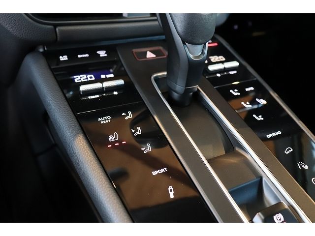 Porsche MACAN 2022-03 23502-18
