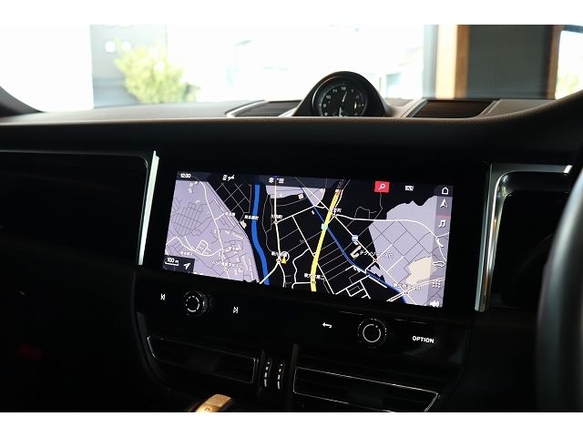 Porsche MACAN 2022-03 23502-19