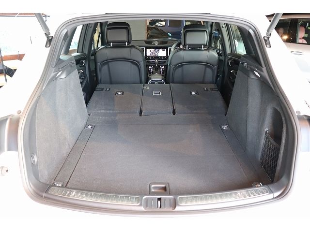 Porsche MACAN 2022-03 23502-23