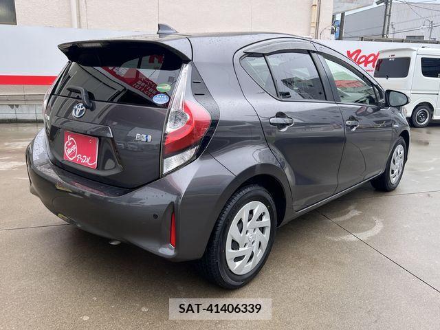 Toyota AQUA 2018-05 325944-2
