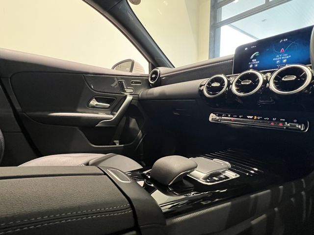 Mercedes Benz A-CLASS 2020-03 12211-8