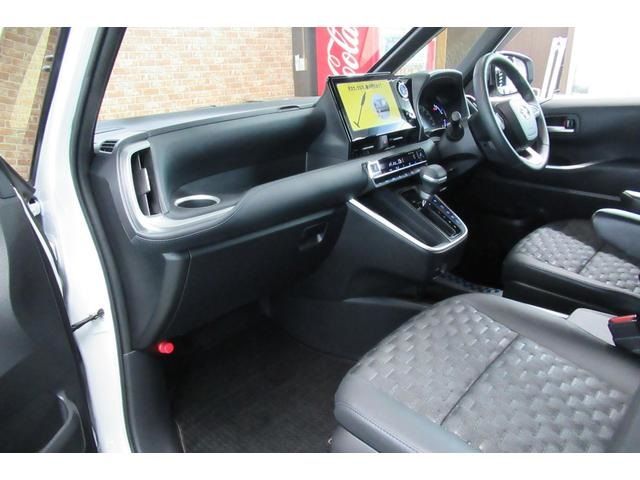 Toyota VOXY HYBRID 2022-06 28461-5