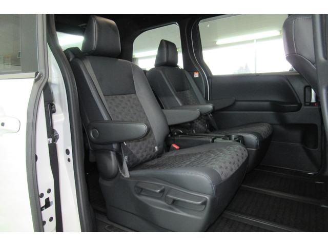Toyota VOXY HYBRID 2022-06 28461-9