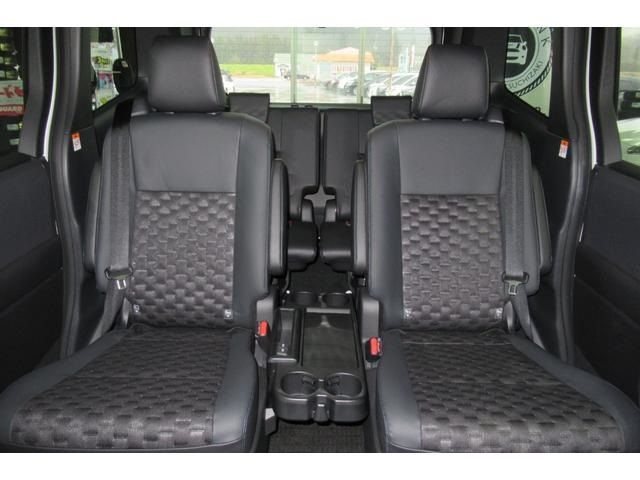 Toyota VOXY HYBRID 2022-06 28461-7