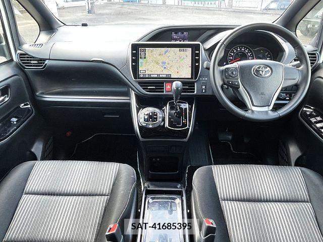 Toyota VOXY 2019-08 370286-1