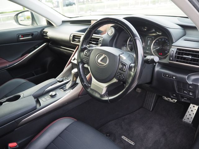 Lexus IS 2016-12 25035-1