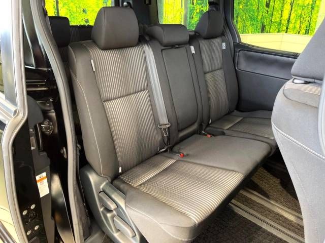 Toyota VOXY 2017-12 13812-9