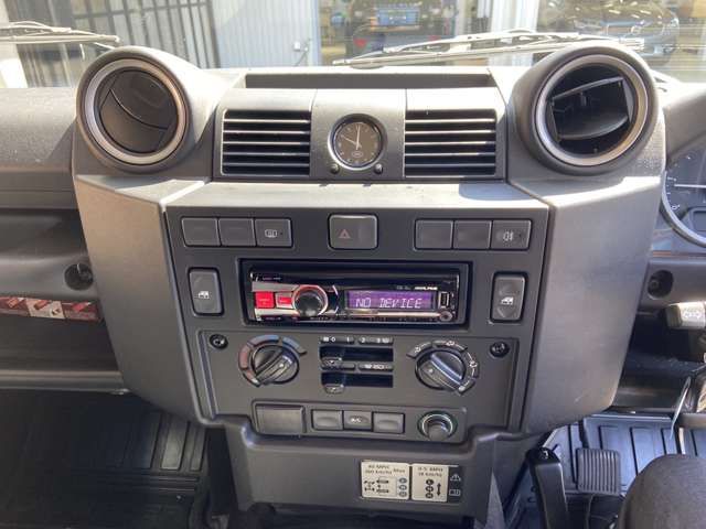 ROVER DEFENDER 2016-04 9792-13
