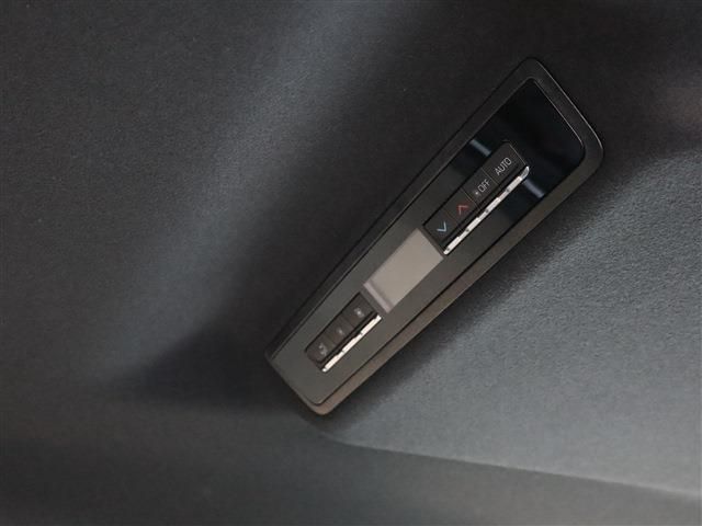 Toyota VOXY 2023-01 14701-27