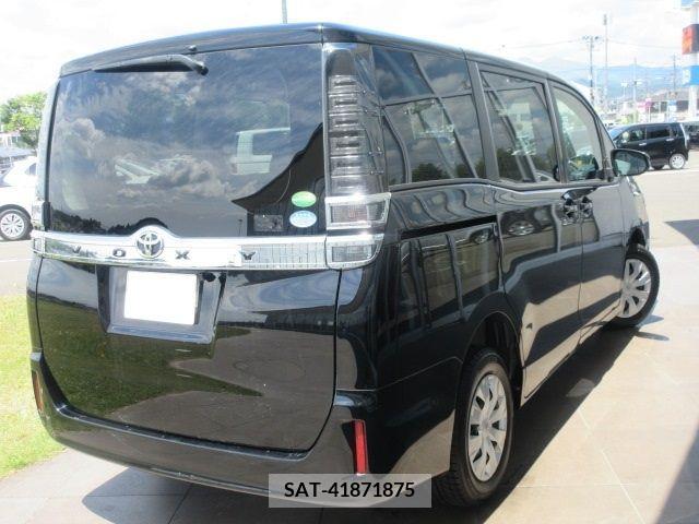 Toyota VOXY 2019-05 370508-1