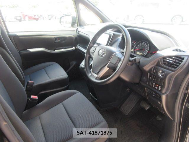 Toyota VOXY 2019-05 370508-11