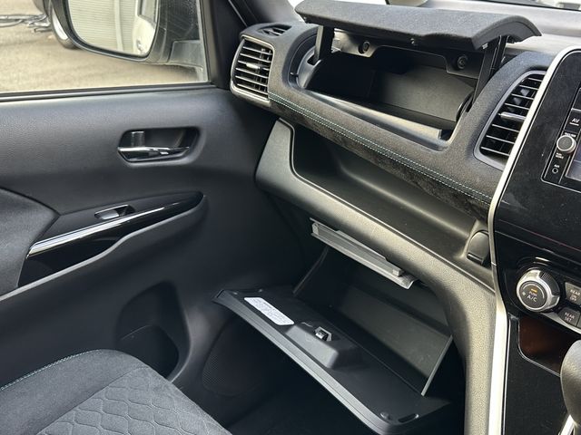Nissan SERENA 2016-11 22063-28