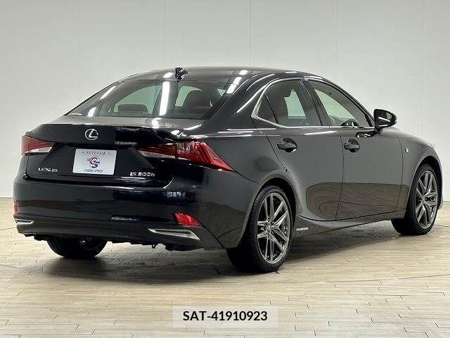Lexus IS 2020-01 214383-15