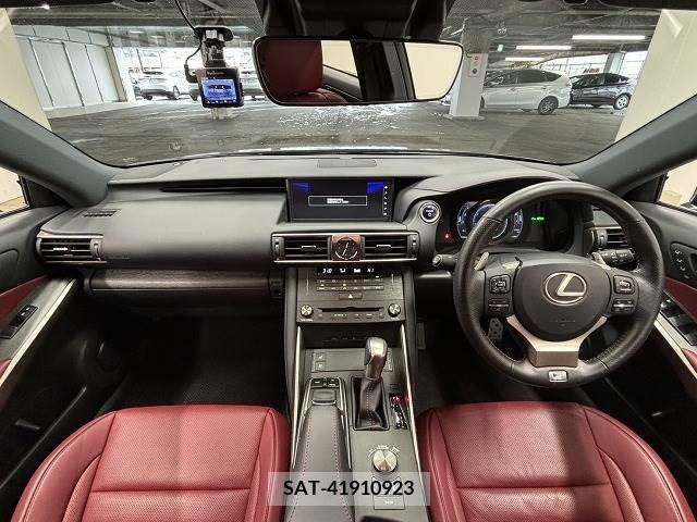 Lexus IS 2020-01 214383-1