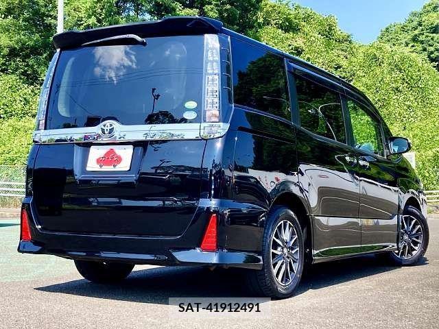 Toyota VOXY 2016-11 331186-2