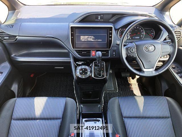 Toyota VOXY 2016-11 331186-1