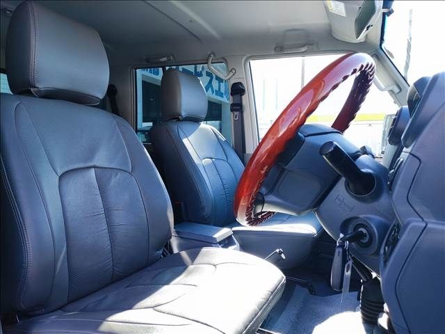 Toyota LAND CRUISER 2015-04 1064-13